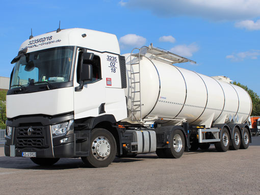 Weißer Ullrich Tankwagen auf Parkplatz in Kaufungen